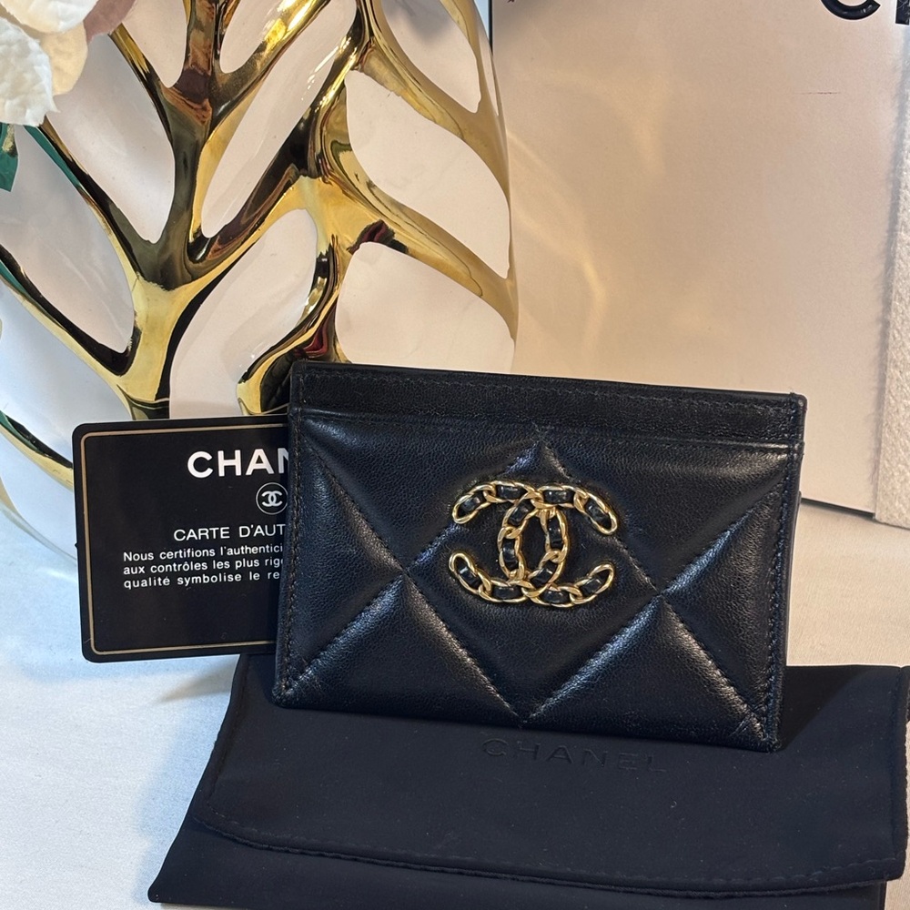 Amazing Chanel 19 Black Card Holder